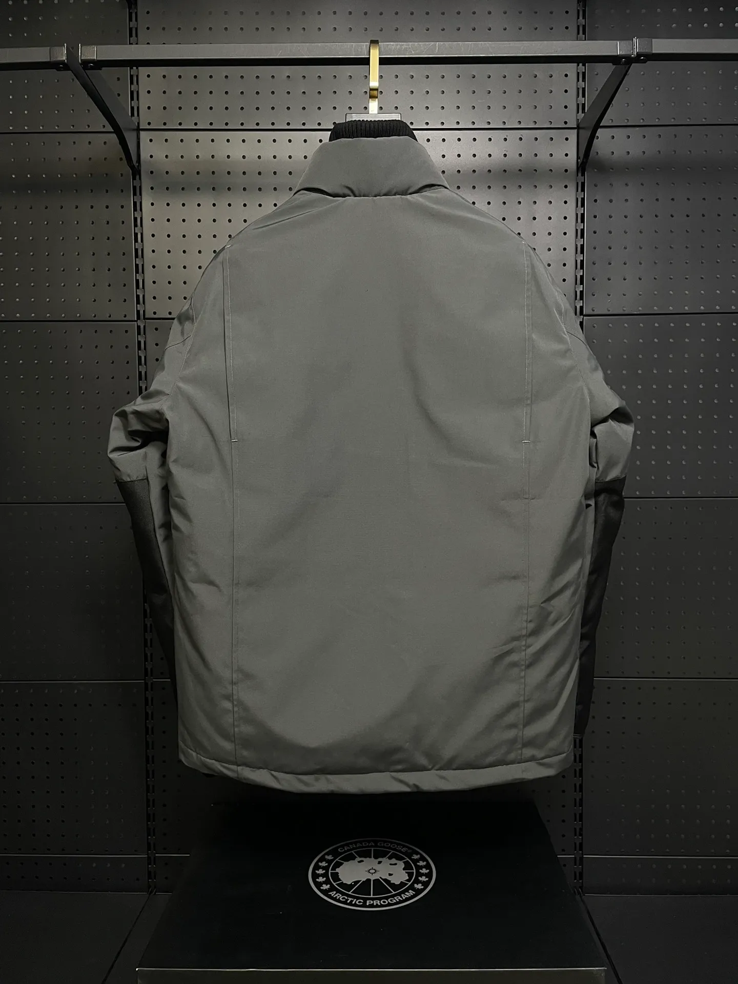 P800 forester men's new model black 24 models Canada Goose (Canada Goose) Men's model xs-xxl The highest version on the market! 🔥 Recommendation of single product for autumn and winter hard goods # Produced by OEM canada goose # The Canadian brand canada goose has always been recognized as the warmest down jacket, and its existence can often be seen in the winter street photos of various celebrities. I make Canada Goose every year, but I still can’t get rid of my love for it. No matter how cold the weather is, there’s no need to be afraid! Because this year, as always, we will provide you with ruthless goods and prepare large quantities of goods. I believe that the market has become a bit chaotic, but we are not afraid. Only good things are competitive, not comparing prices! No one is stupid enough to quote a high price and send old customers away! Look at price in the short term and quality in the long term! If you care about quality, please respect its price! If what you want is cheap, please don't expect good quality! You get what you pay for, this is the rule of the market! We really value quality. It is only worn by the one who understands you! Filling content: 90 international standard duck down! I won’t say much more, everyone sells their own goods! Regarding the down content, you can feel it with your hands. There is nothing wrong with good down. Another customer said that the clothes are very light, but the ones on the market are very heavy. For us insiders, adding some filament to the clothes will make them look bulging and heavy. But we won't do that! 🔥Pure original fidelity! 🔥Everyone who has been cooperating with us in the past few years knows that the large-scale wholesale market products are incomparable to us. You are welcome to visit the brick cabinet and then come to my home to buy! It is the legendary warmest down jacket. A goose and a single layer of clothing can withstand minus 20 degrees Celsius! Known as a must-have for Arctic outdoor sports! The most popular down jacket in the world, celebrities are rushing to buy it, it is a must-have!